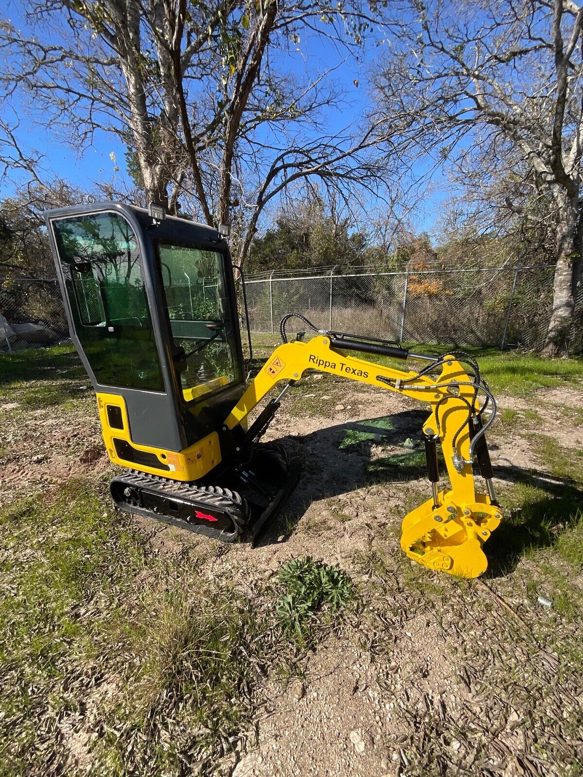 NEW Mini Excavator w/ Cab:B&S EPA Gas Engine / 13.4 HP - With Bucket/Thumb Clip