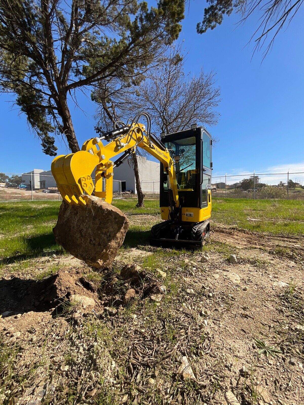 NEW Mini Excavator w/ Cab:B&S EPA Gas Engine / 13.4 HP - With Bucket/Thumb Clip