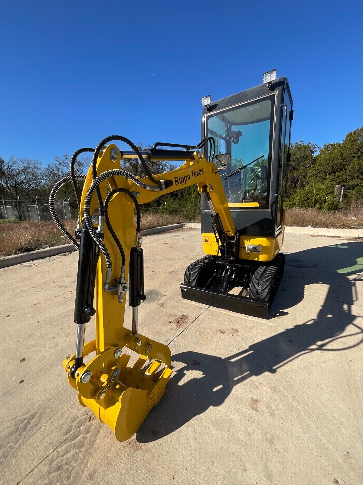 NEW Mini Excavator w/ Cab:B&S EPA Gas Engine / 13.4 HP - With Bucket/Thumb Clip