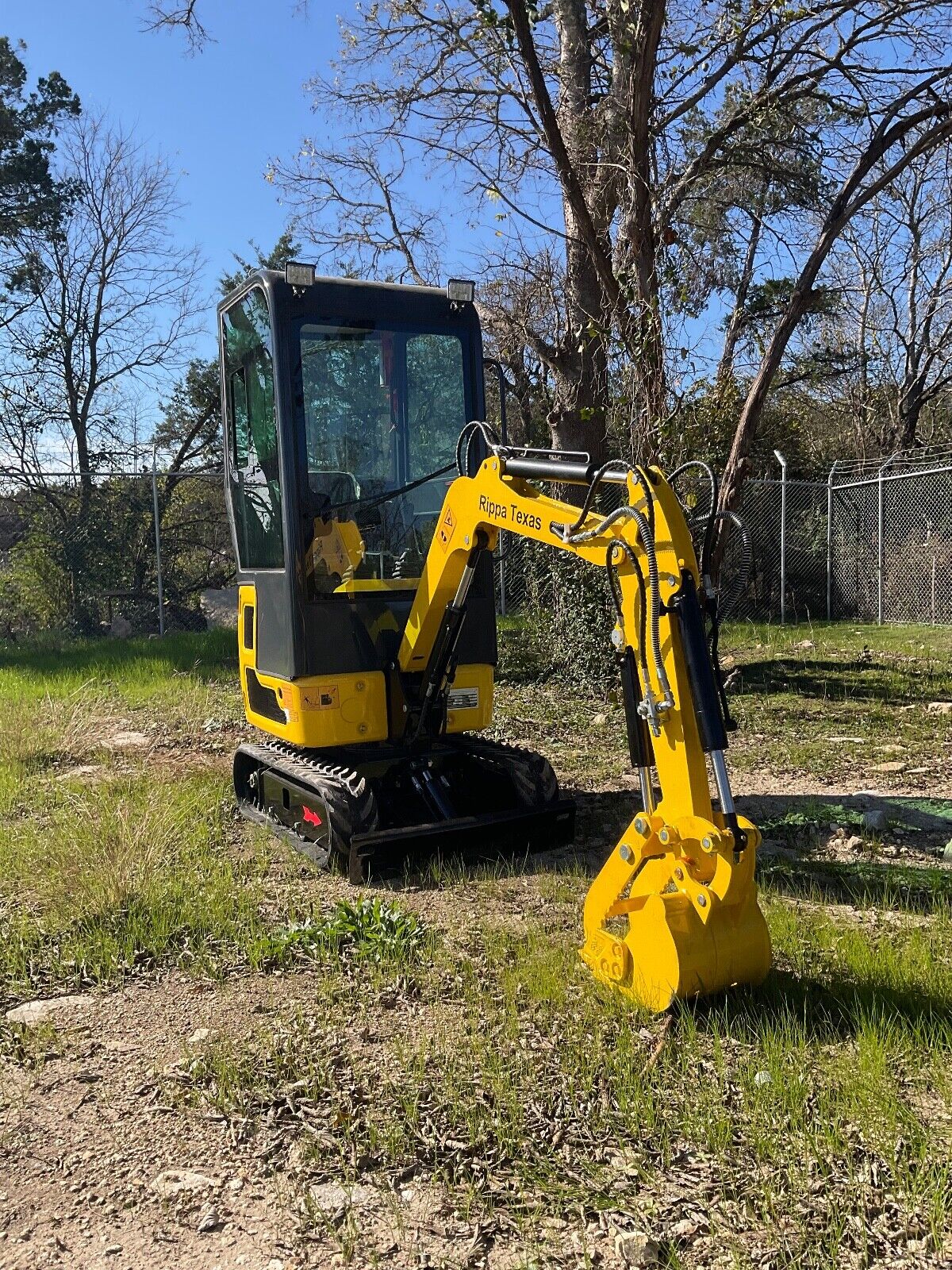 NEW Mini Excavator w/ Cab:B&S EPA Gas Engine / 13.4 HP - With Bucket/Thumb Clip