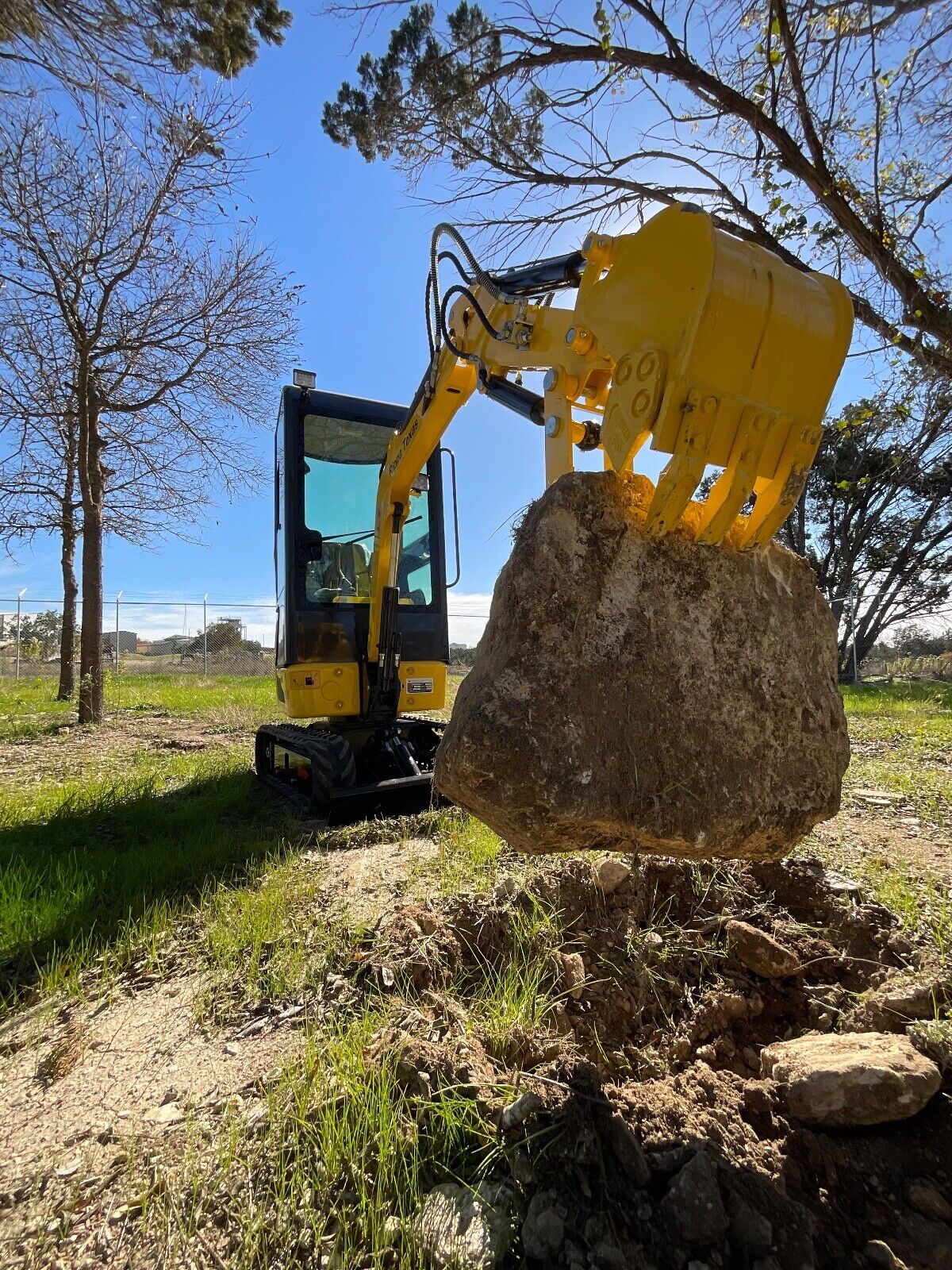 NEW Mini Excavator w/ Cab:B&S EPA Gas Engine / 13.4 HP - With Bucket/Thumb Clip