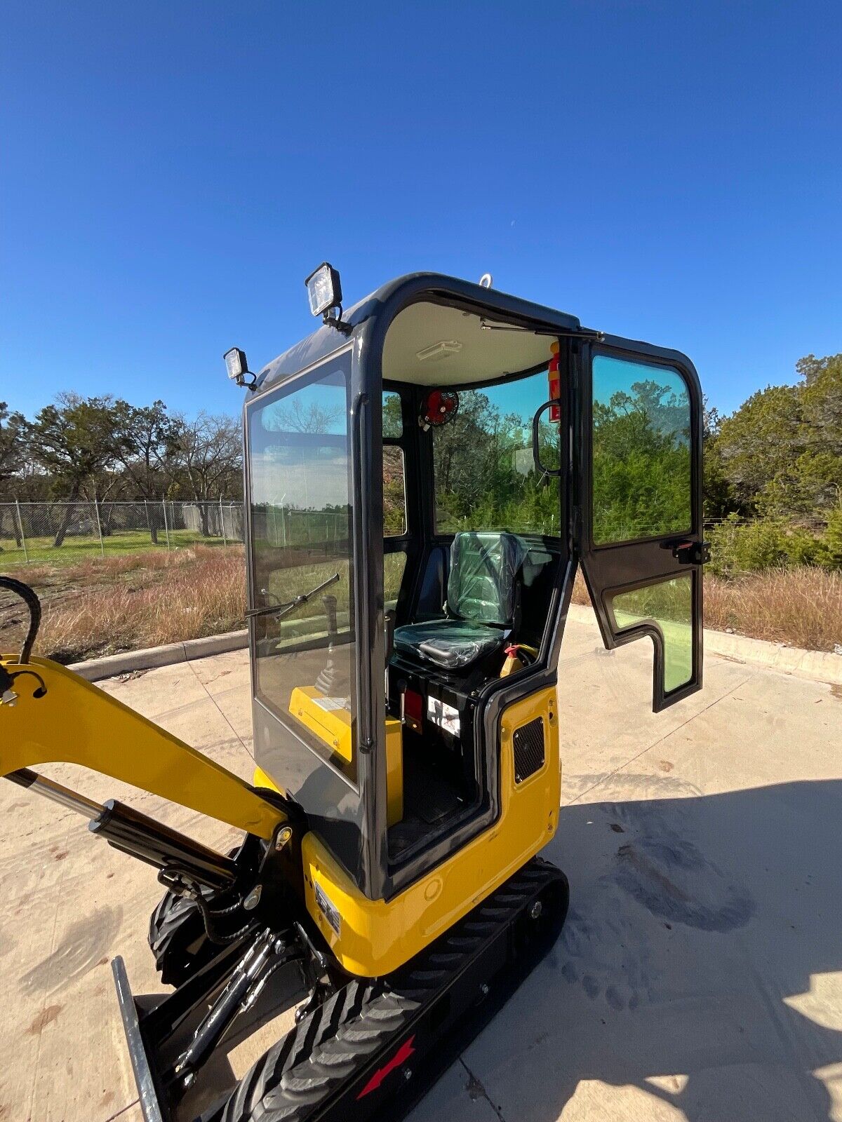 NEW Mini Excavator w/ Cab:B&S EPA Gas Engine / 13.4 HP - With Bucket/Thumb Clip